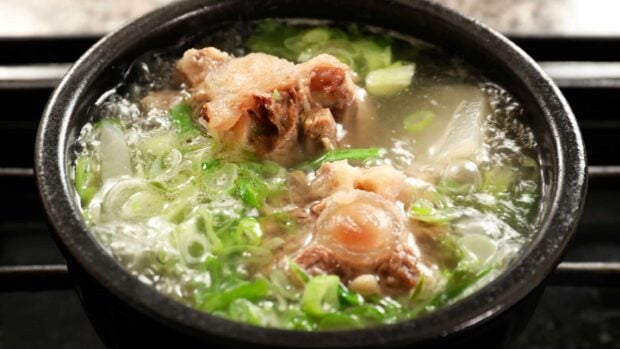 Oxtail soup (sokkoritang: 소꼬리탕